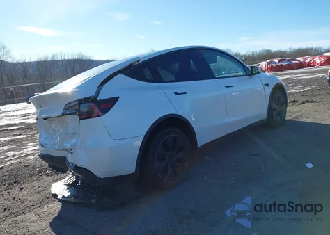 2024 Tesla Model Y Long Range Dual Motor All-Wheel Drive z USA, uszkodzony, nr VIN 7SAYGDEE3RF185141